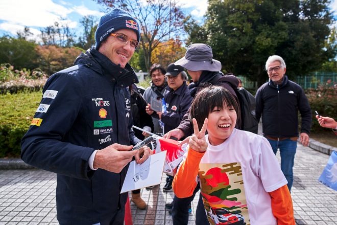 ファンサービスを行うティエリー・ヌービル（ヒョンデi20 Nラリー1）　2023年WRC第13戦ラリージャパン