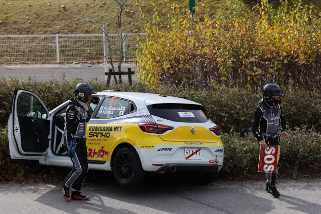 鞍ヶ池公園で行われたシェイクダウンの2走目でスタックした国沢光宏のルノー・クリオ・ラリー5　2023年WRC第13戦ラリージャパン