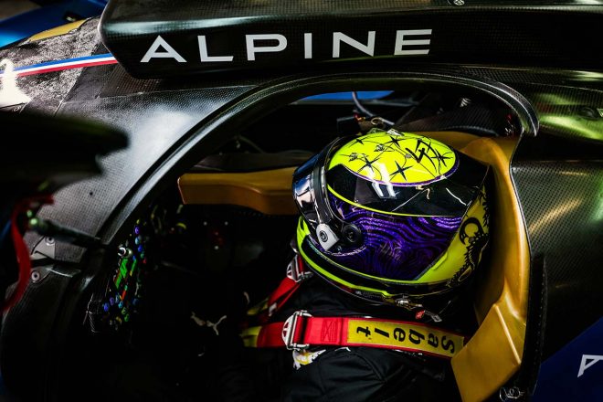 アルピーヌA424のコクピットに収まるミック・シューマッハー