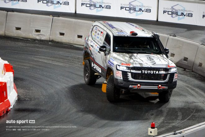 ラリージャパン2023のスペシャルデモランで走行を披露した、トヨタオートボデーのランドクルーザー300 GRスポーツ2024年仕様