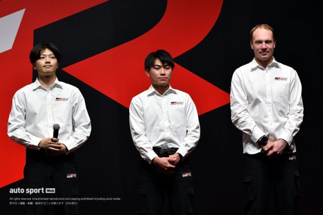2024年WRC体制発表でヤリ-マティ・ラトバラで（右）とともにい登壇した山本雄紀（左）と小暮ひかる（中央）。ふたりはヨーロッパで行われる育成プログラムのなかでこれまでのラリー4からラリー2にステップアップする