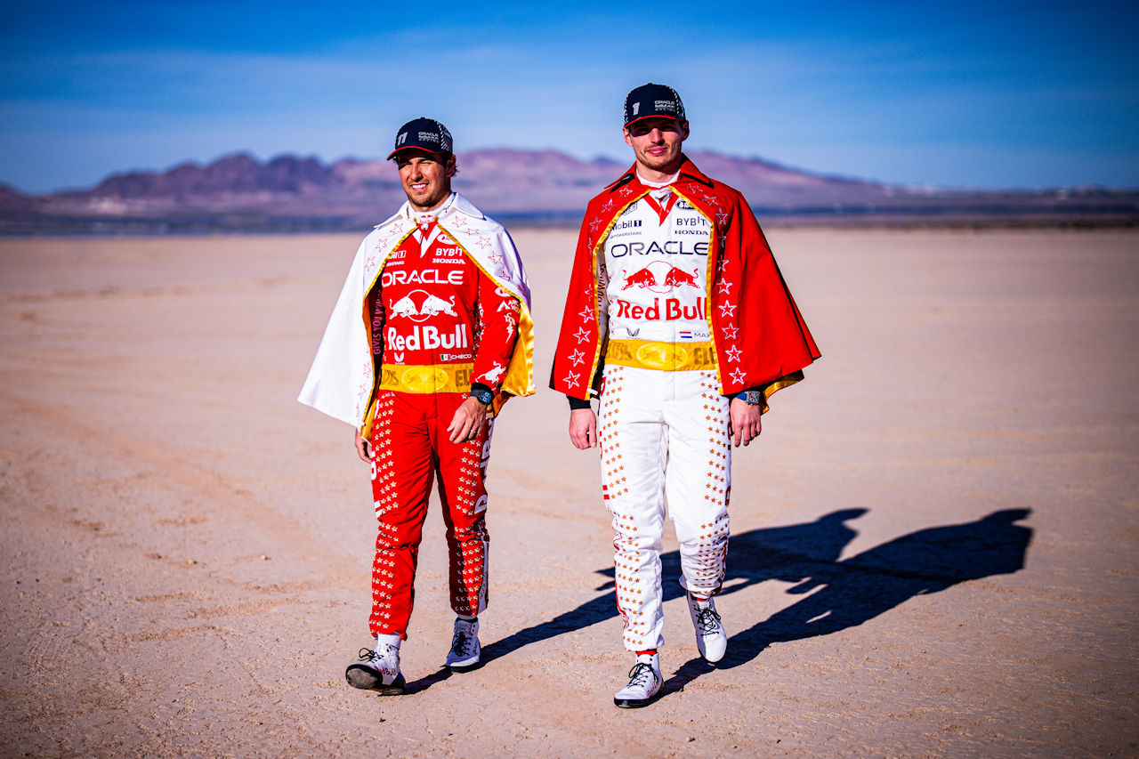 2023年F1第22戦ラスベガスGP　マックス・フェルスタッペンとセルジオ・ペレス（レッドブル）がエルヴィス・プレスリーにインスパイアされたレーシングスーツを披露