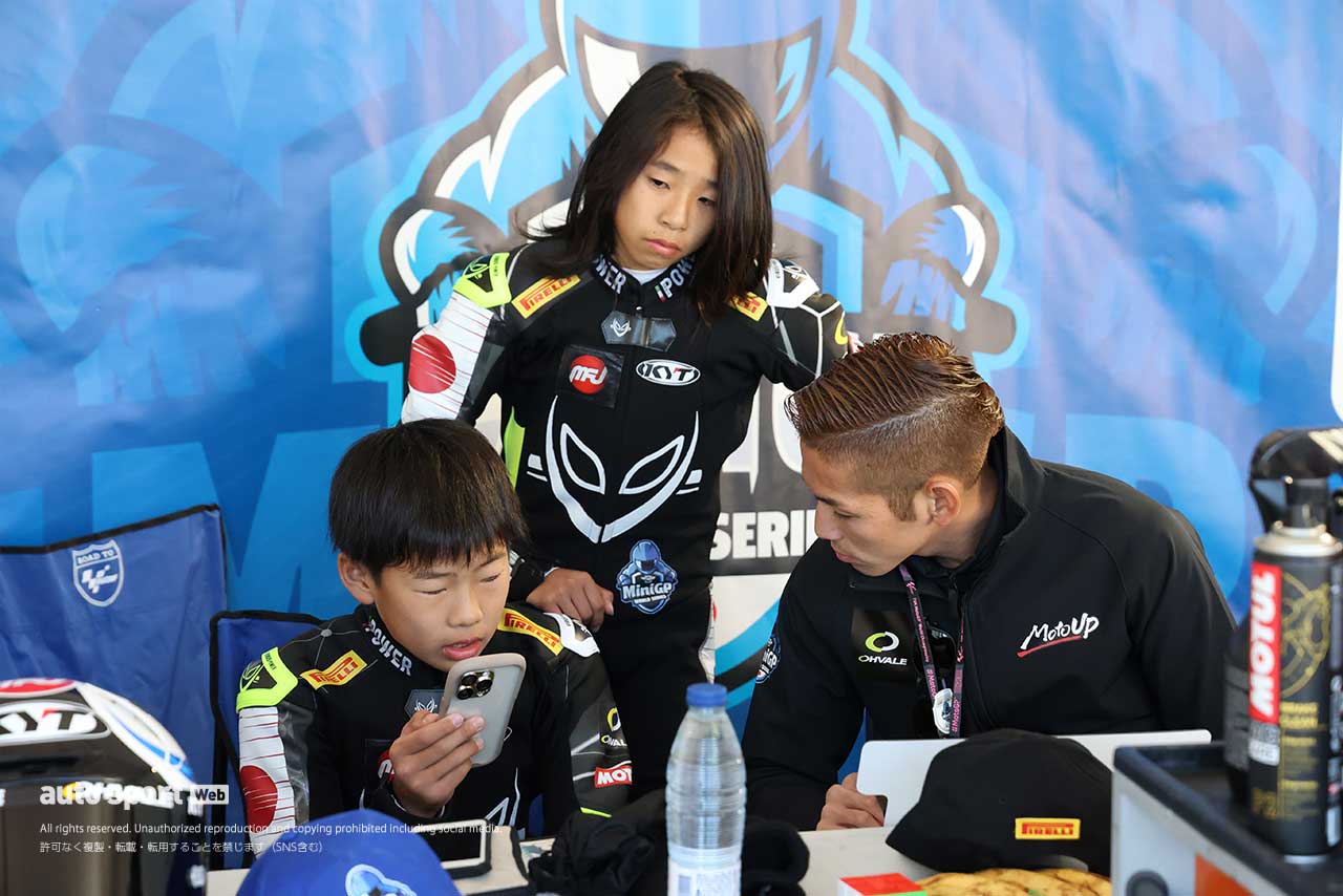 レースの間には長島哲太と電話する場面も／2023FIM MiniGP World Final