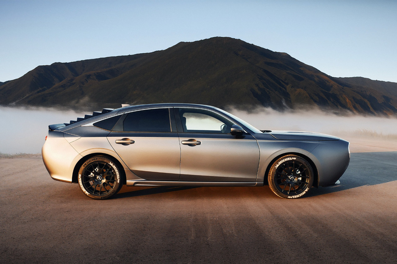 ミツオカM55コンセプト　サイドビュー。ベースモデル由来の5ドアハッチバックスタイルが特徴的だ