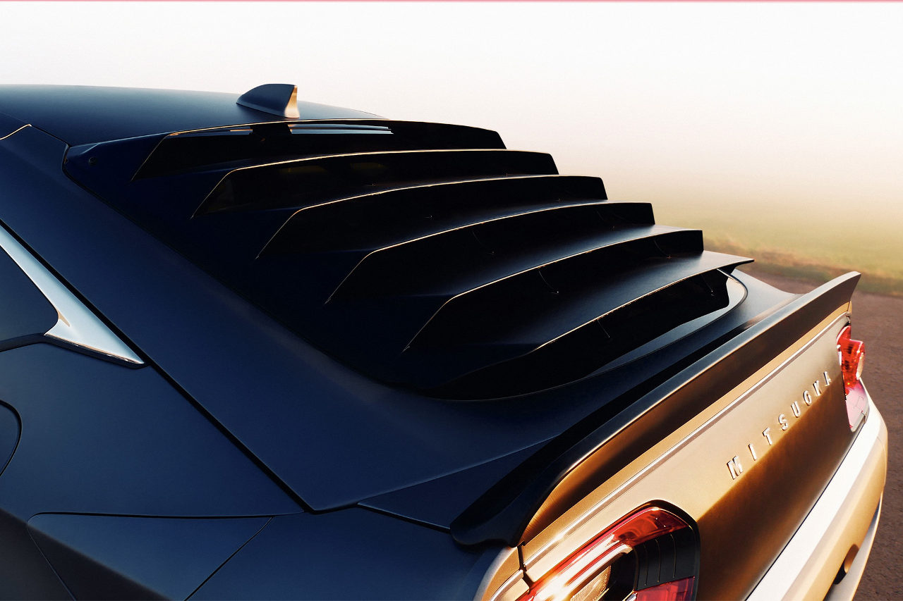 リヤウインドウには1970年代に流行したウインドウルーバーが装着され、よりノスタルジックな雰囲気を演出