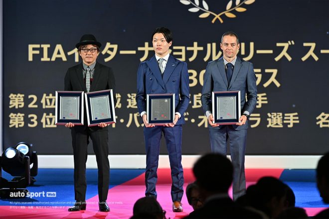 JAF MOTORSPORTS AWARD 2023　GT300で3位のジョアオ・パオロ・デ・オリベイラ／名取鉄平、2位の堤優威／平良響に代わって賞を受け取った加藤寛規監督