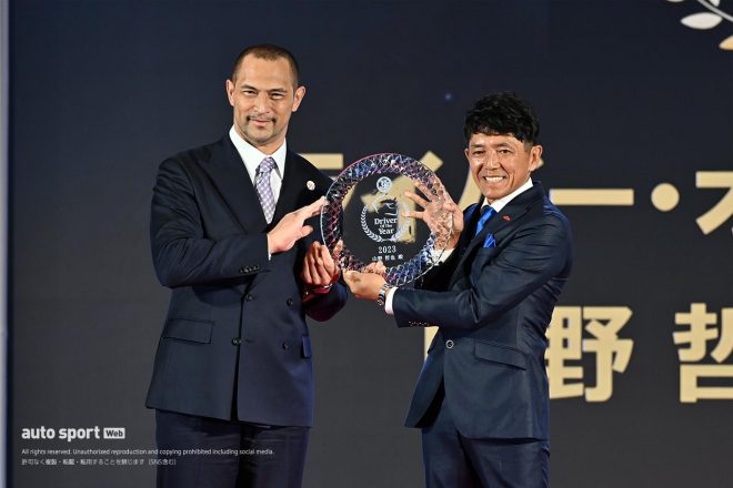 JAF MOTORSPORTS AWARD 2023 『ドライバー・オブ・ザ・イヤー』を室伏広治スポーツ庁長官から受け取る山野哲也