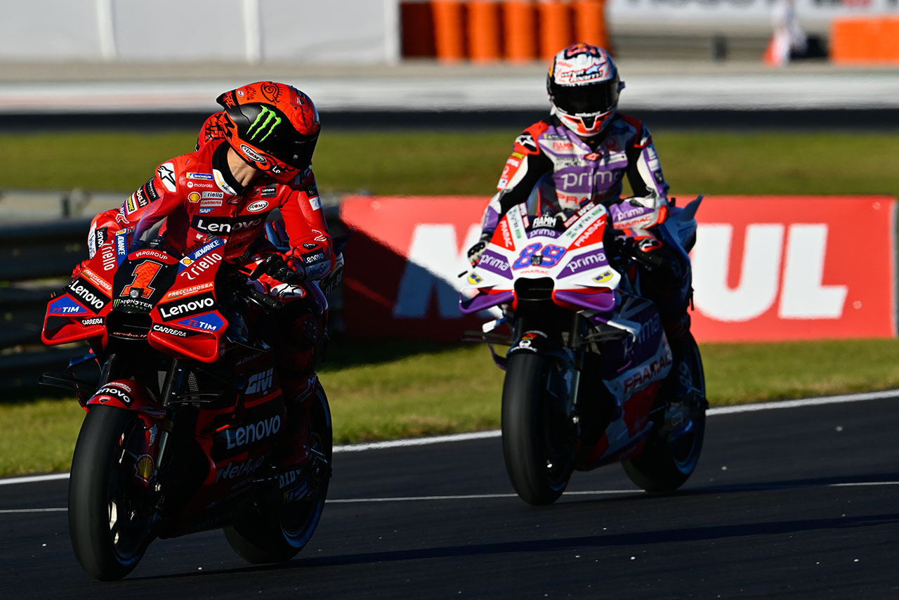 プラクティス終盤、マルティンはバニャイアの背後について走行し続けていた