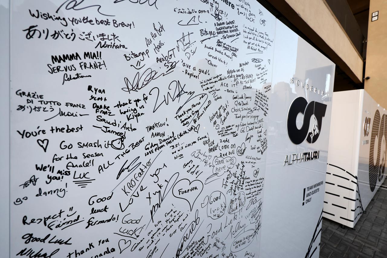 今季で退任するアルファタウリのフランツ・トスト代表に書かれた感謝のメッセージ