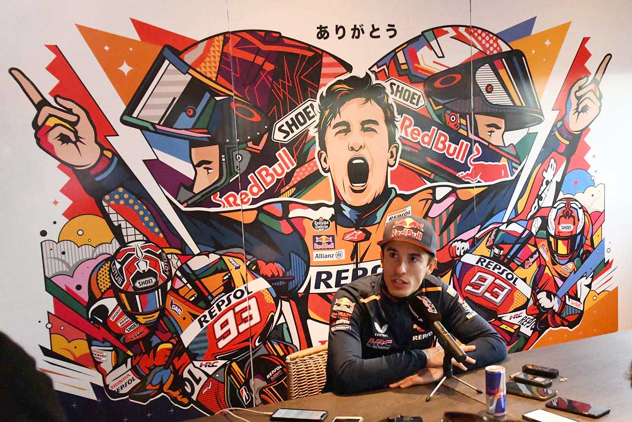 ホンダのホスピタリティで行われたマルケスの囲み取材。土曜日から、背景にスペシャルなイラストが登場した