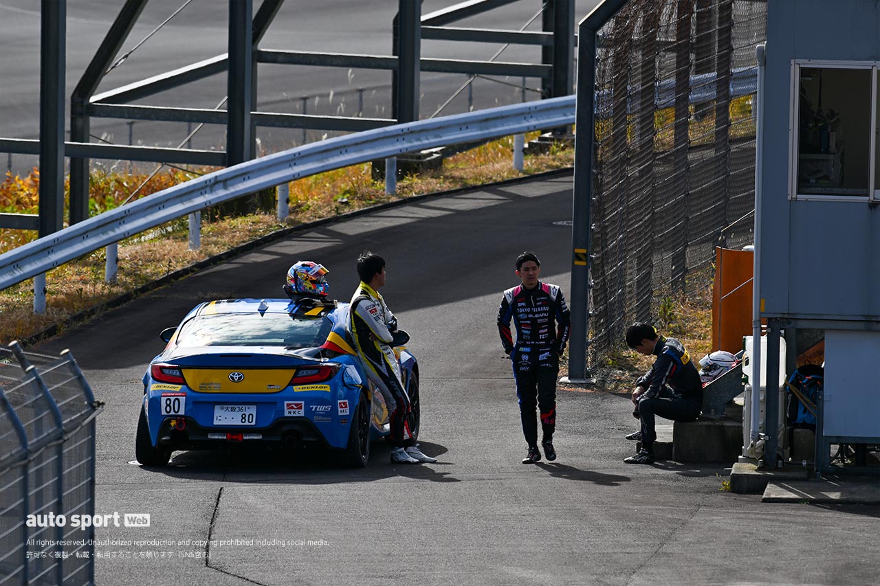 TGR GR86/BRZ Race第7大会富士　決勝レーススタート直後にクラッシュした伊東黎明、井口卓人、松井孝允