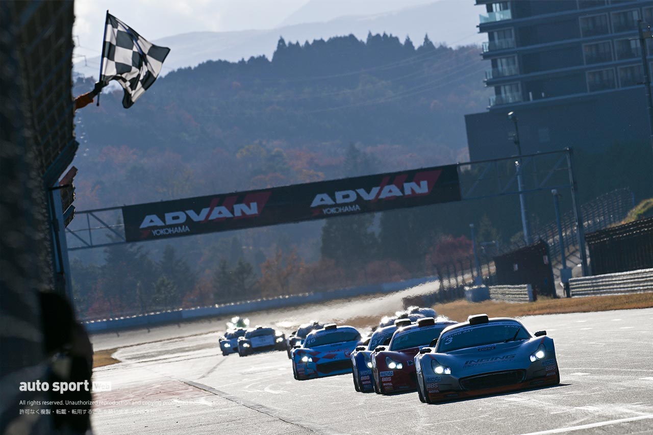 インタープロト第7戦／第8戦　接近戦を制しチェッカーを受ける阪口晴南（INGING MOTORSPORT）