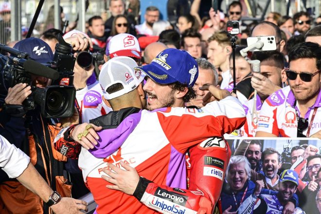 抱き合うフランセスコ・バニャイアとホルヘ・マルティン／2023MotoGP第20戦バレンシアGP