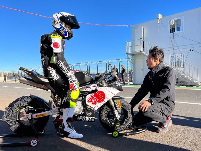 レーシングスーツやヘルメットにも日の丸があしらわれています