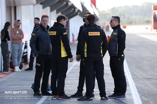 Moto3とMoto2のバレンシアテストに集まったピレリのスタッフ