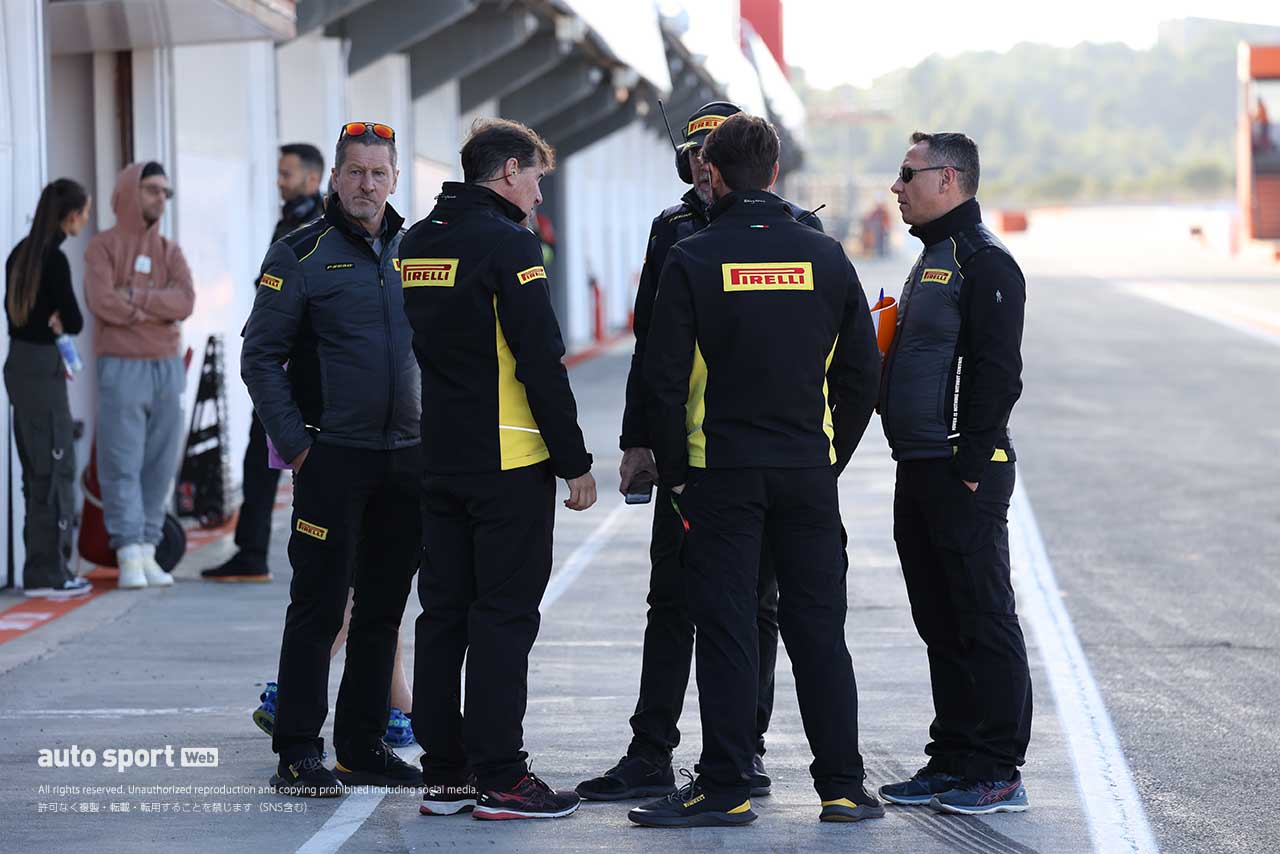 Moto3とMoto2のバレンシアテストに集まったピレリのスタッフ