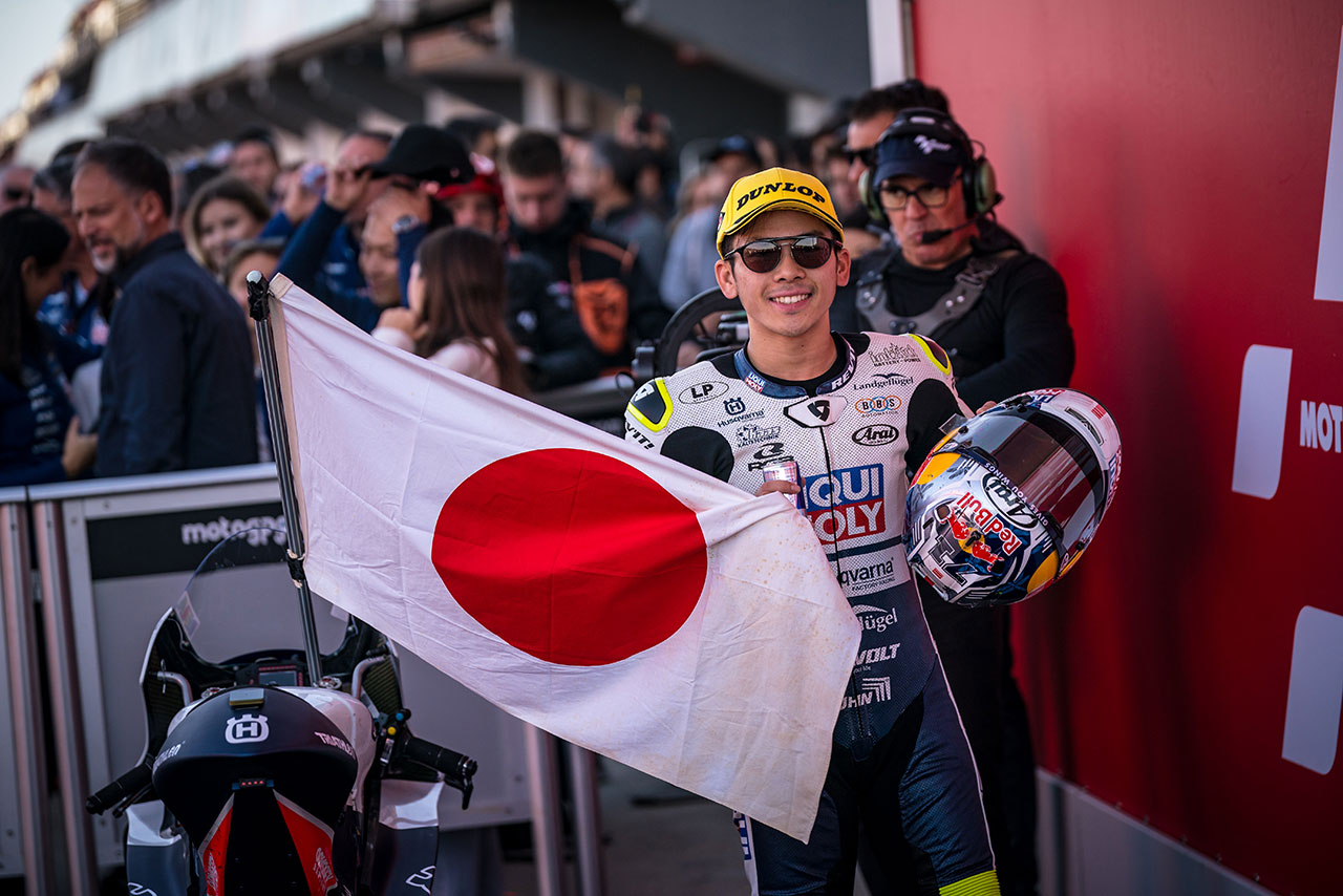 ウイニングラップで両親から受け取った国旗は、加藤大治郎がGP250でタイトルを獲得した2001年に使ったもの