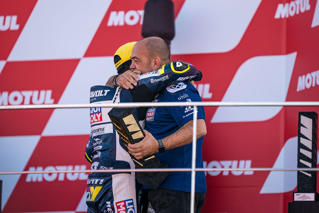 信頼を置くクルーチーフのエマヌエーレ・マルティネッリとハグをかわす