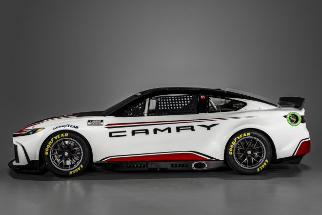 ベースモデルを更新したフォードとトヨタに対し、シボレーはカマロの生産終了が迫っているため車体を更新しないことを選択した