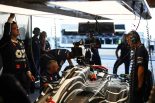 2023年F1アブダビテスト　岩佐歩夢とともに作業を進めるアルファタウリのクルー
