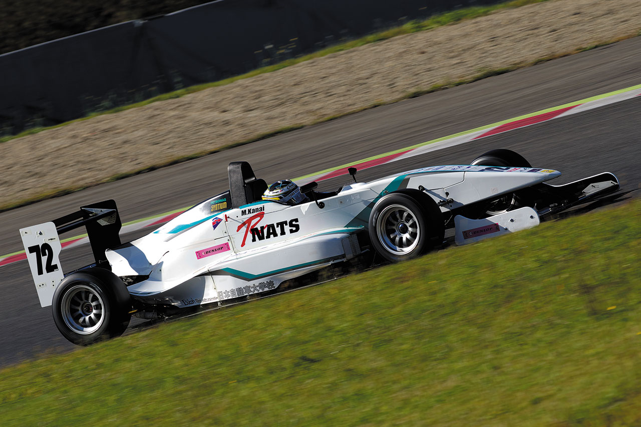 F-Be、スーパー耐久など3カテゴリーに参戦しているNATS。金井はドライバーとしてF-Beに関わっており、教員として指導も行う