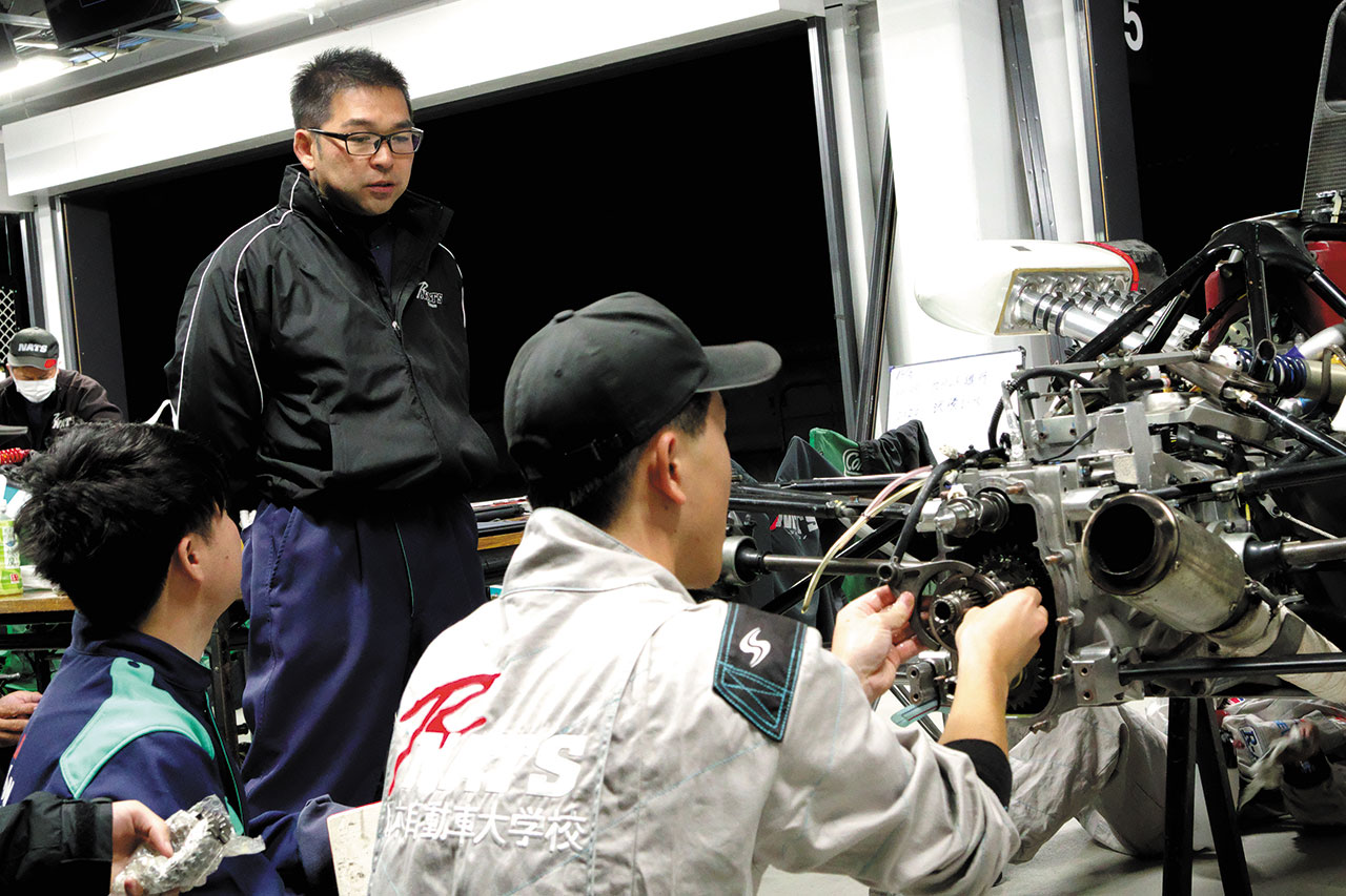 金井亮忠と日本自動車大学校（NATS）の学生