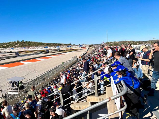 大賑わいのValenciaGP。メインストレートから1コーナーへ、迫力のコーナリングを見ました