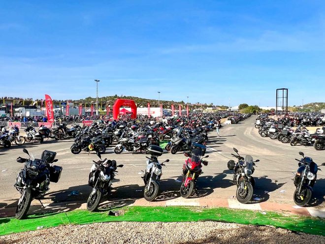 バイク駐車場：ずらっと並ぶバイク達の半分位は日本車でした。嬉しい！