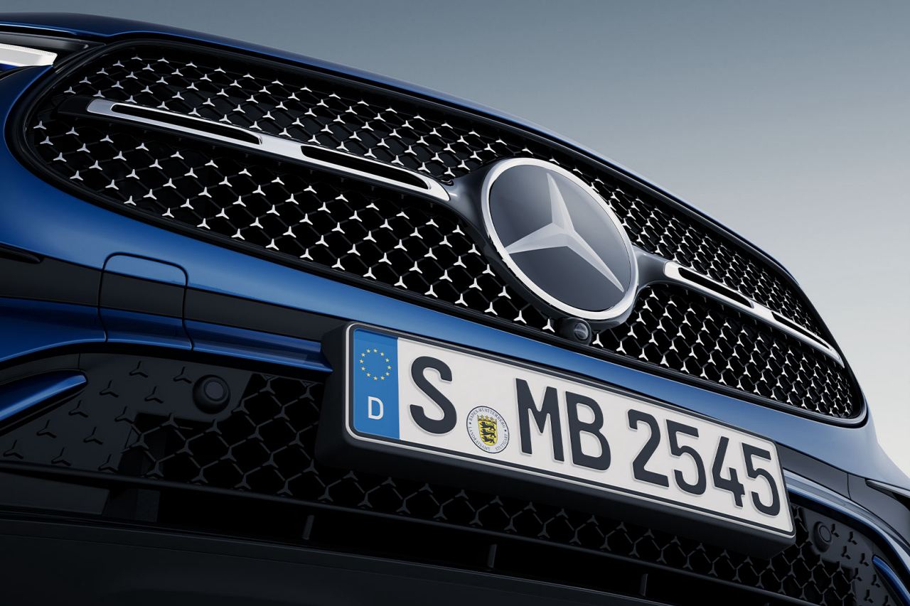 スターパターングリルを採用することで立体的に配されたスリーポインテッドスターとともに、片側のヘッドライトあたり100万画素以上となる解像度を備えたウルトラハイビーム付きDIGITALライトにより、先進的な表情を醸し出す