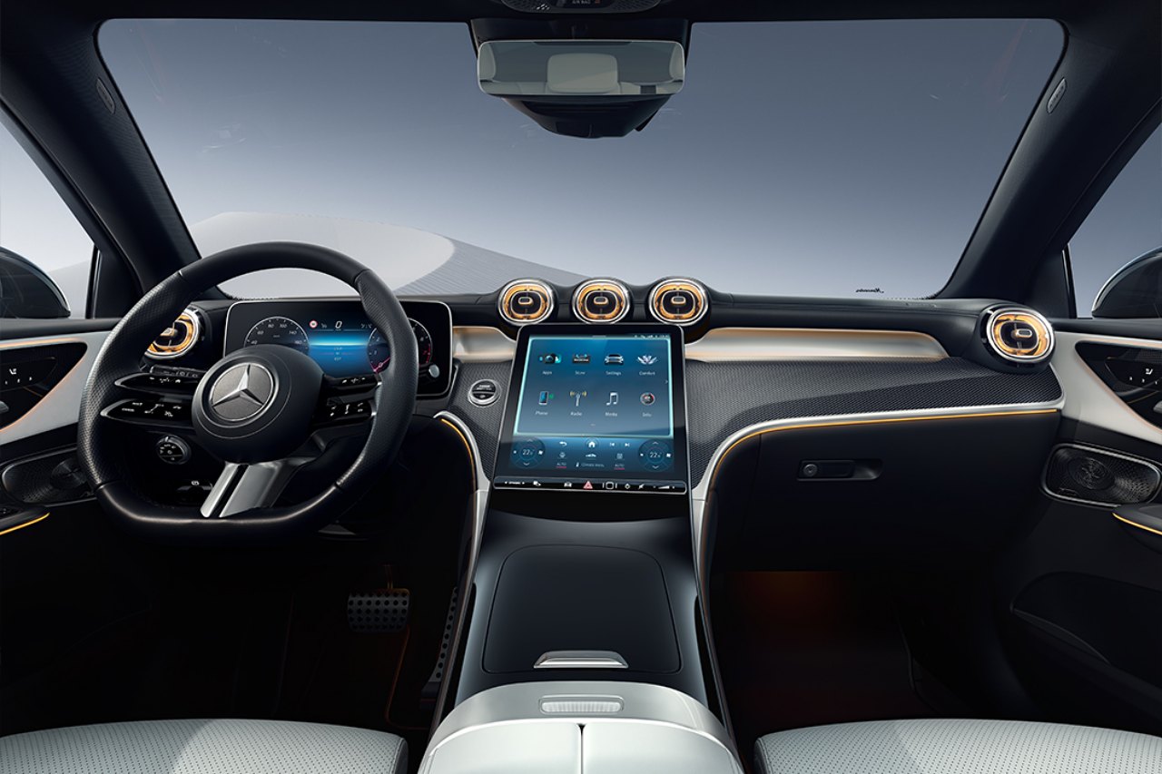 翼のような形状の上段部には航空機エンジンのナセルを想わせる丸みをつけたやや横長の角型エアアウトレットが配置され、下段はセンターコンソールからダッシュボードへと繋がるリアルウッドを使用したインテリアトリムを配する