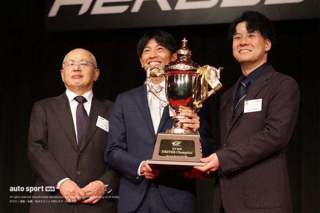 GT300クラスのチャンピオントロフィーを受け取った吉田広樹／川合孝汰（埼玉トヨペットGB GR Supra GT）