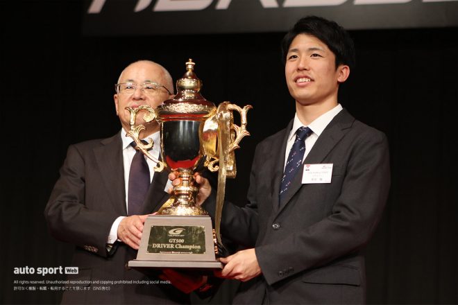GT500クラスのチャンピオントロフィーを受け取った坪井翔（au TOM’S GR Supra）