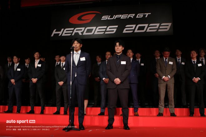 GT300クラスに参戦したドライバーたちと代表として挨拶する吉田広樹