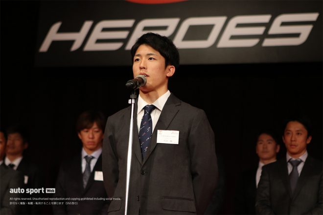GT500クラスに参戦したドライバー代表として挨拶する坪井翔