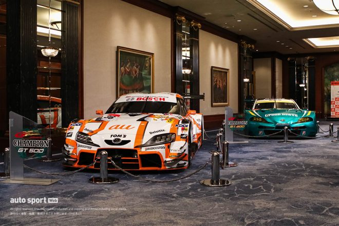 ロビーに展示された両クラスのチャンピオンマシン