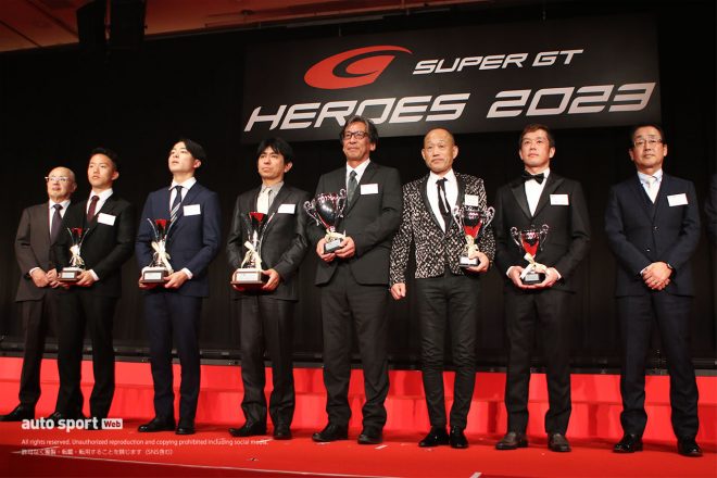 FIA-F4のトロフィー贈呈式