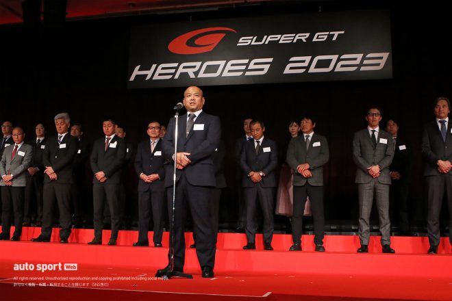 2023年スーパーGTシリーズに参加した全エントラントの代表として挨拶するGTエントラント協会の金曽裕人会長