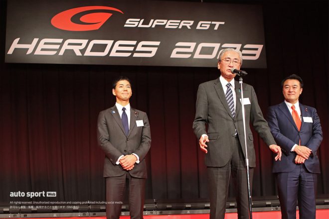 登壇した自由民主党モータースポーツ振興議員連盟会長の古屋圭司氏（中）、幹事長代理の大岡敏孝氏（右）、事務局長の山本左近氏（左）