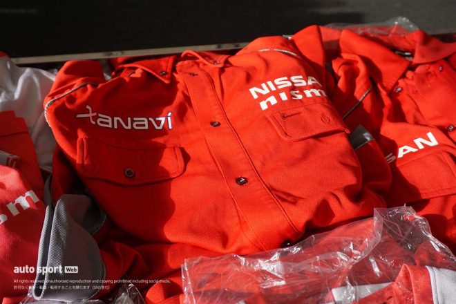 ちょっと懐かしい？『Xanavi』ロゴ入りのシャツ