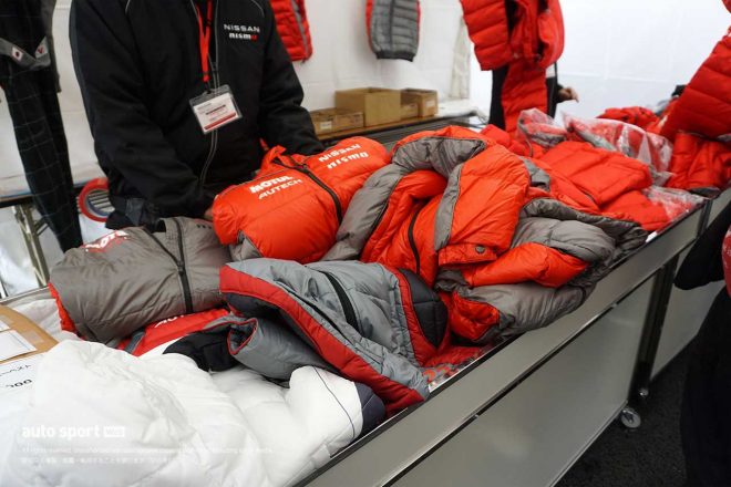 ニスモフェスティバル2023でのガレージセールではウェア類も販売されている