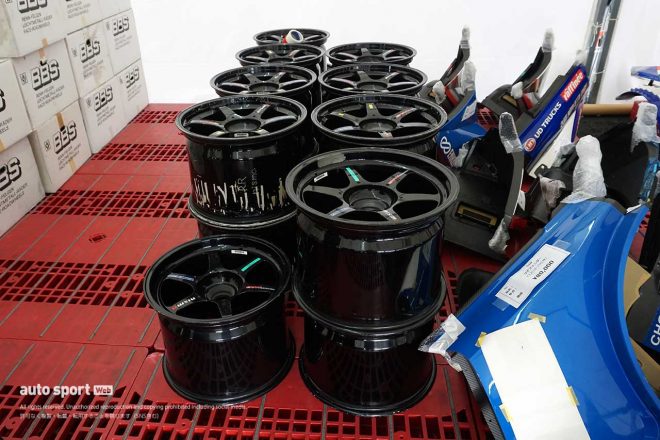 GT500車両用のマグ製レーシングホイール。お値段は3万円