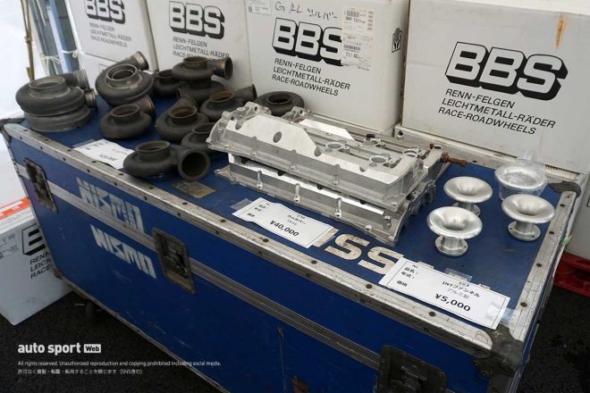 カムカバーやタービンホイールなどのエンジンパーツ類