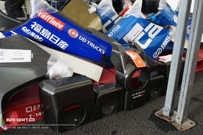 ガレージセールでは早くも“売約済み”の札が貼られたパーツも