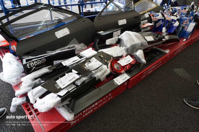 ガレージセールではGT500車両用のドアやエキゾーストルーバー、GT-Rファン必見のリヤランプなども販売されている