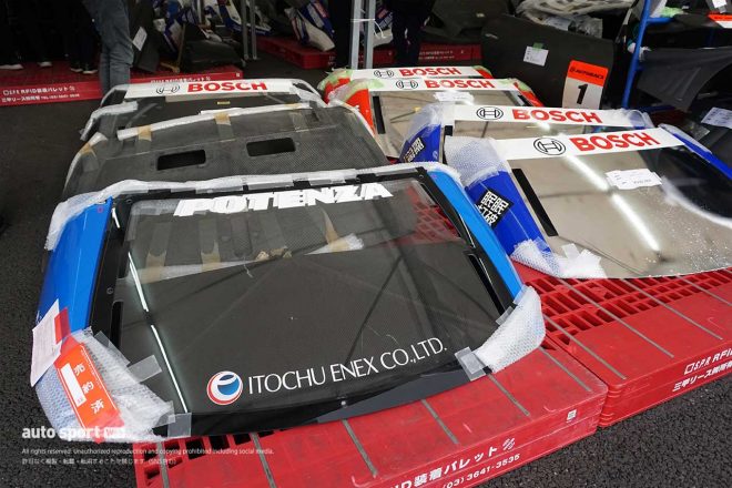 ニスモフェスティバル2023でのガレージセールの様子。手前左のリヤウィンドウはすでに売約済み