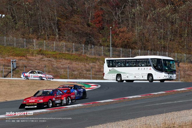 ウォームアップ走行では富士スピードウェイおなじみのサーキットサファリも行われた