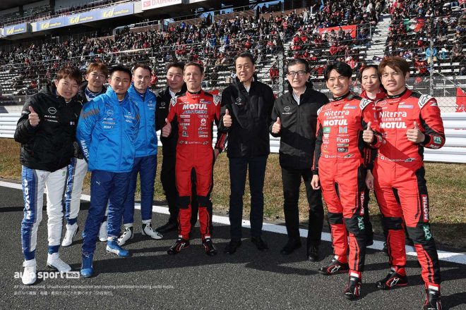 ニッサンGT500ドライバーたちと日産自動車の内田誠社長、NMC片桐隆夫CEO