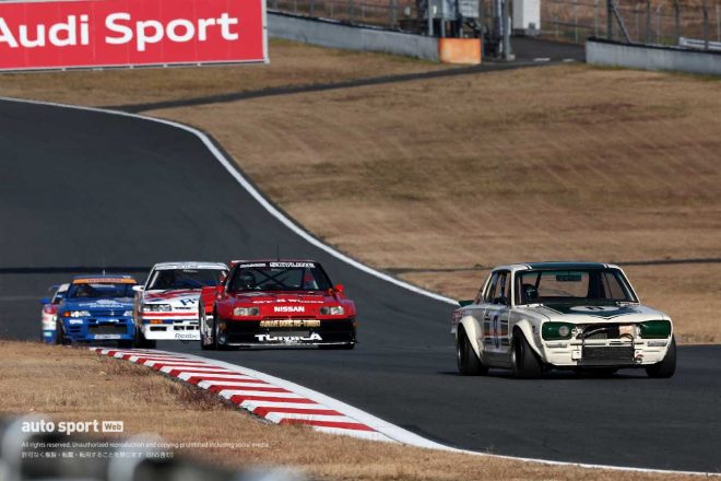 ニスモフェスティバル2023でデモ走行を行う歴代スカイラインたち