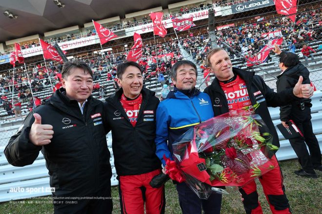 ミシュランの小田島広明モータースポーツダイレクターと記念撮影するニスモの中島健監督／松田次生／ロニー・クインタレッリ