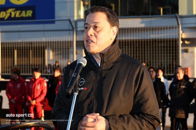 ニスモフェスティバル2023のフィナーレで挨拶を行う日産自動車の内田誠社長